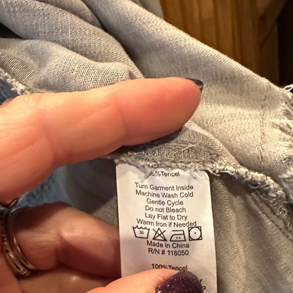 Light Wash Fringe-Hem Button-Up Shirt - Women - Picture 3 of 4